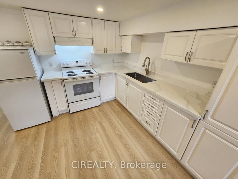 Lower - 31 Bailey Cres, Aurora, L4G 2B2 | Image 2