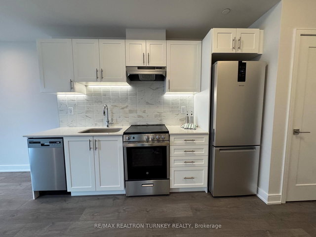 905 - 715 Davis Drive