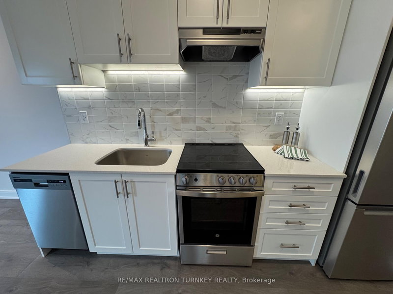 905 - 715 Davis Dr, Newmarket, L3Y 0J2 | Image 2