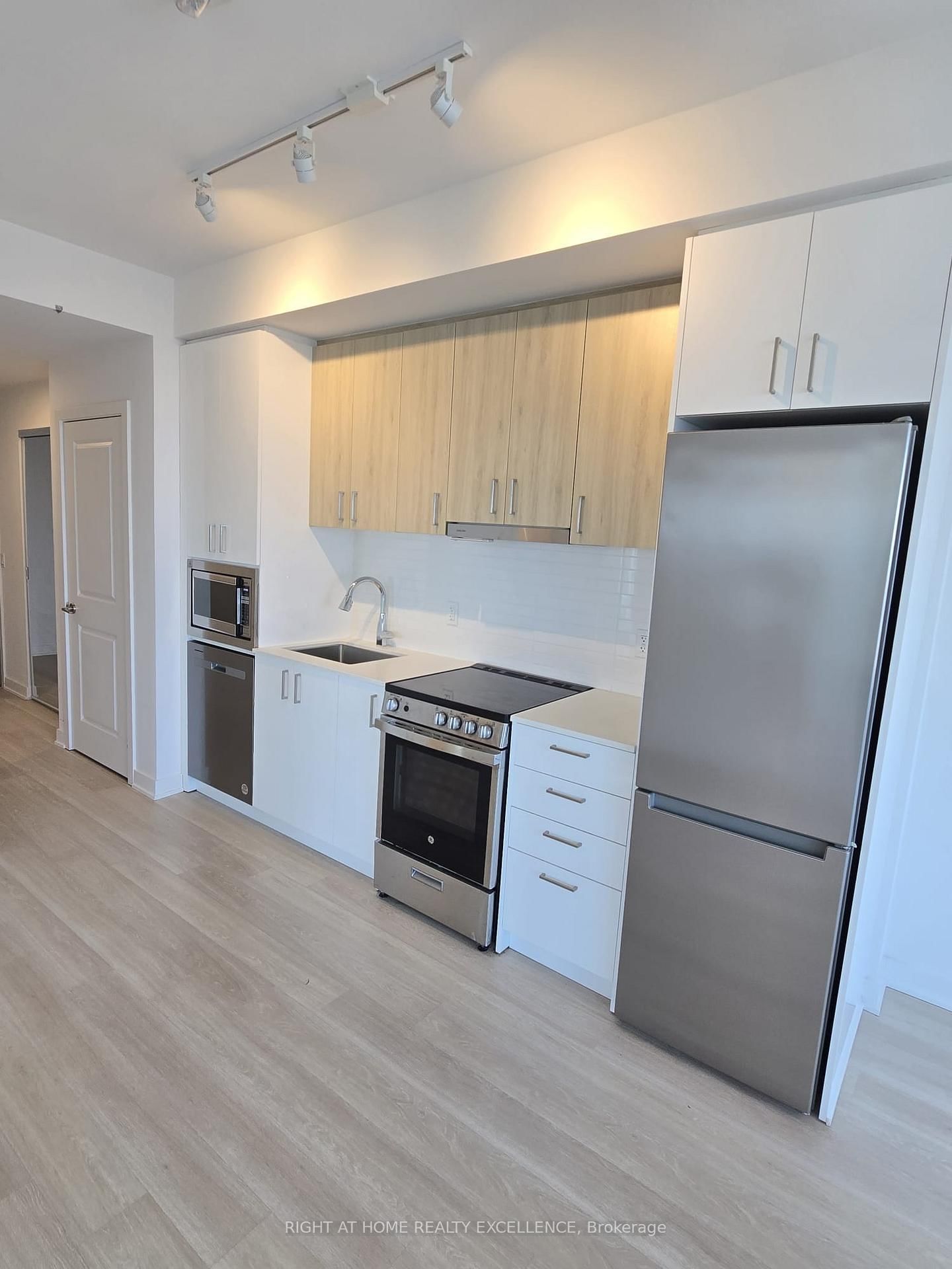 30 Upper Mall Way, Unit 3010 - Photo 6