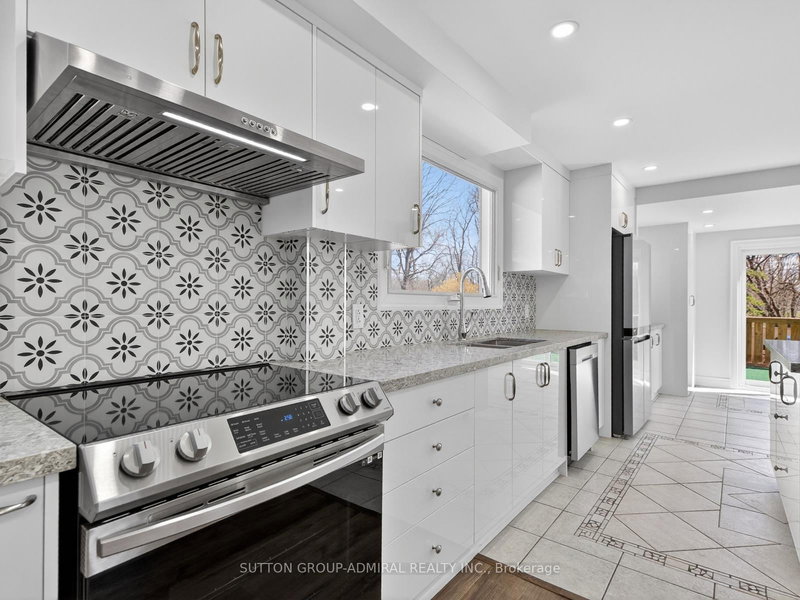 408 Andrew St, Newmarket, L3Y 1H4 | Image 3