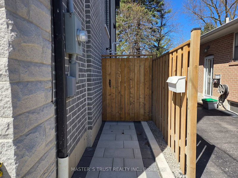 405 Taylor Mills Dr N, Richmond Hill, L4C 2V1 | Image 2