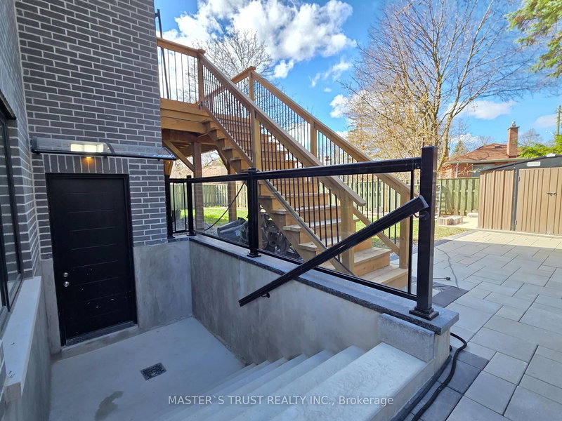 405 Taylor Mills Dr N, Richmond Hill, L4C 2V1 | Image 3