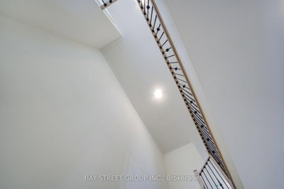 42 Big Willow Crescent • Richmond Hill, ON photo 8