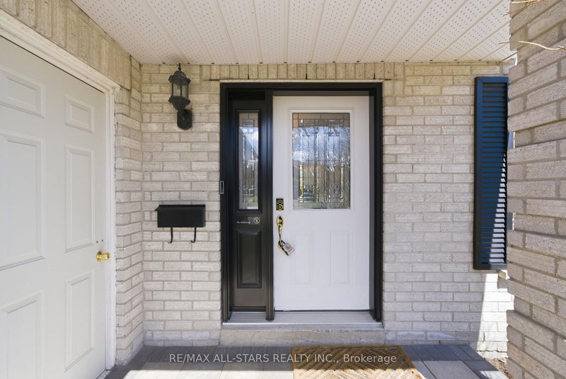 923 Leslie Valley Dr, Newmarket, L3Y 7G3 | Image 2