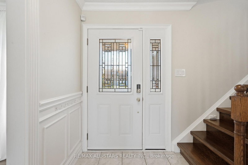 923 Leslie Valley Dr, Newmarket, L3Y 7G3 | Image 3