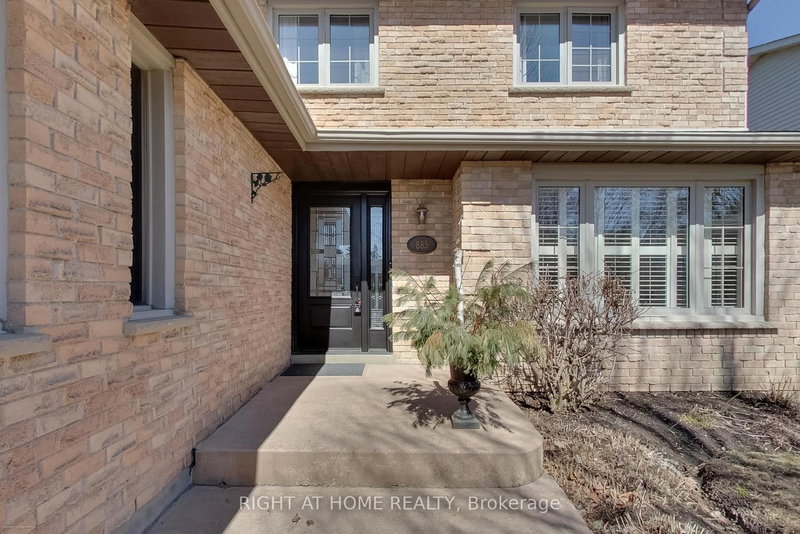 885 Dales Ave, Newmarket, L3Y 5Z6 | Image 2