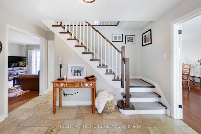 885 Dales Ave, Newmarket, L3Y 5Z6 | Image 3