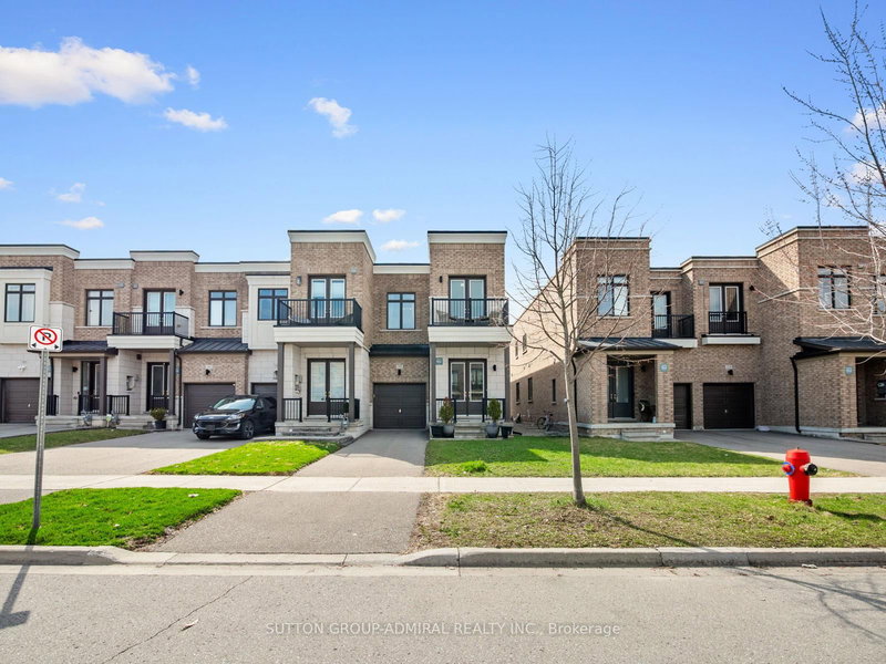 197 Elyse Crt, Aurora, L4G 2C9 | Image 3