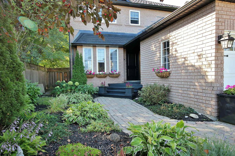 1084 Winnifred Crt, Innisfil, L9S 2B3 | Image 3