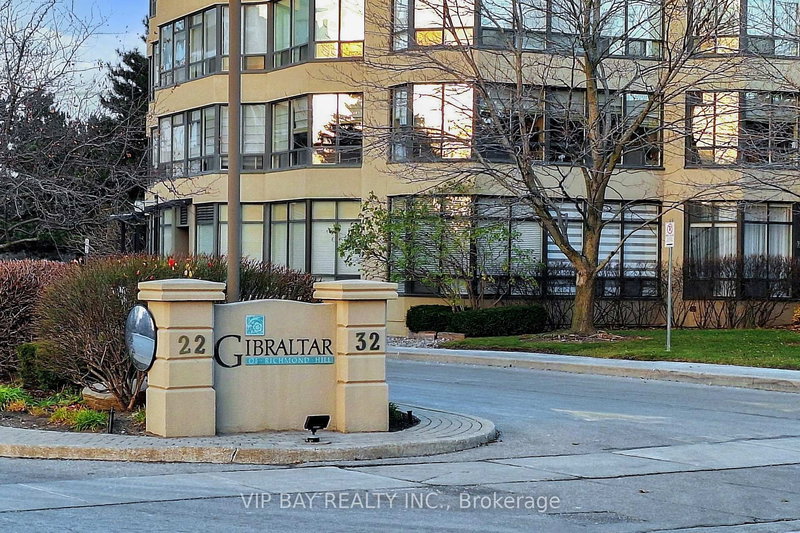 524 - 32 Clarissa Dr, Richmond Hill, L4C 9R7 | Image 2