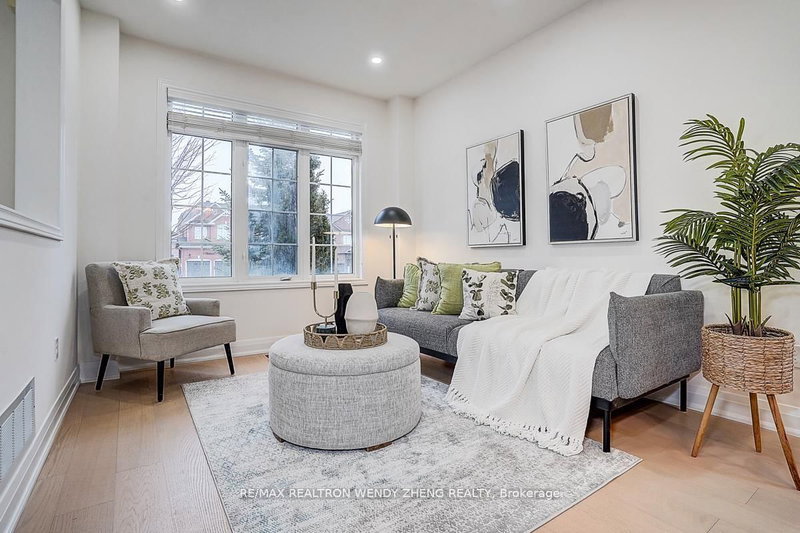 16 Hartwell Way, Aurora, L4G 7X7 | Image 2