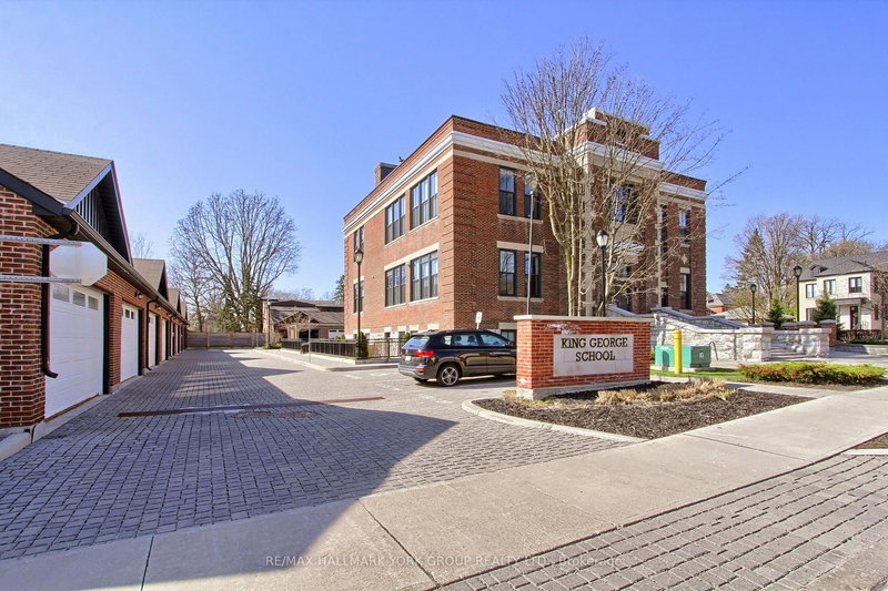 203 - 400 Park Ave, Newmarket, L3Y 1V8 | Image 3
