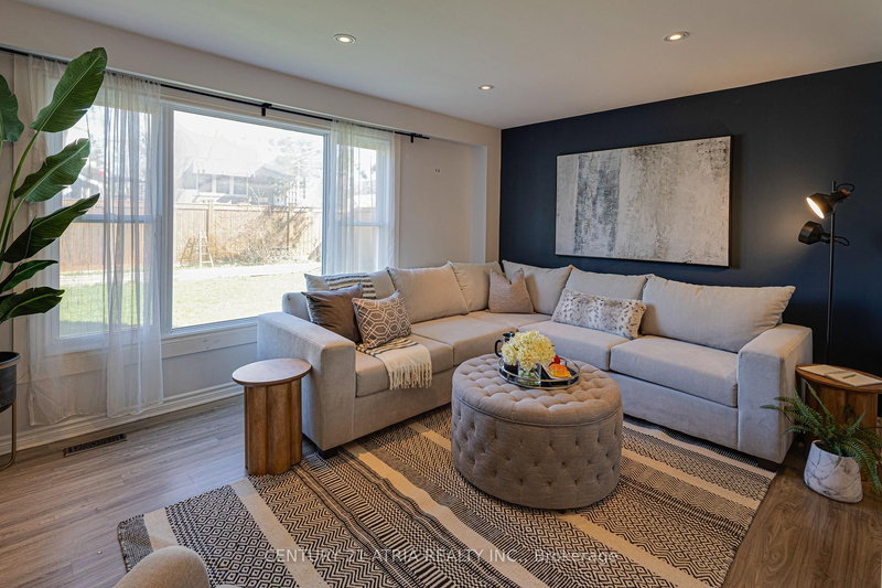 251 Stouffer St, Whitchurch-Stouffville, L4A 4Y8 | Image 2