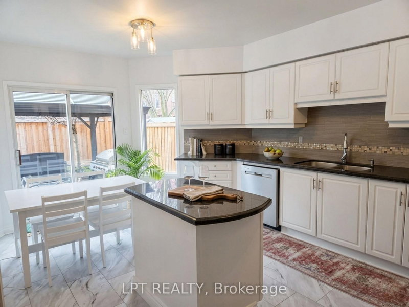 249 Rushbrook Dr, Newmarket, L3X 2E3 | Image 3