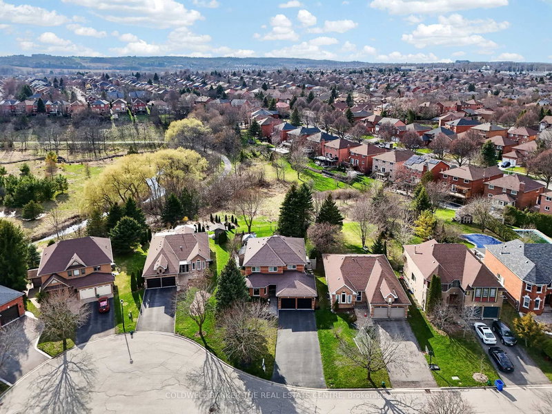 896 Bosworth Crt, Newmarket, L3X 1Z1 | Image 2