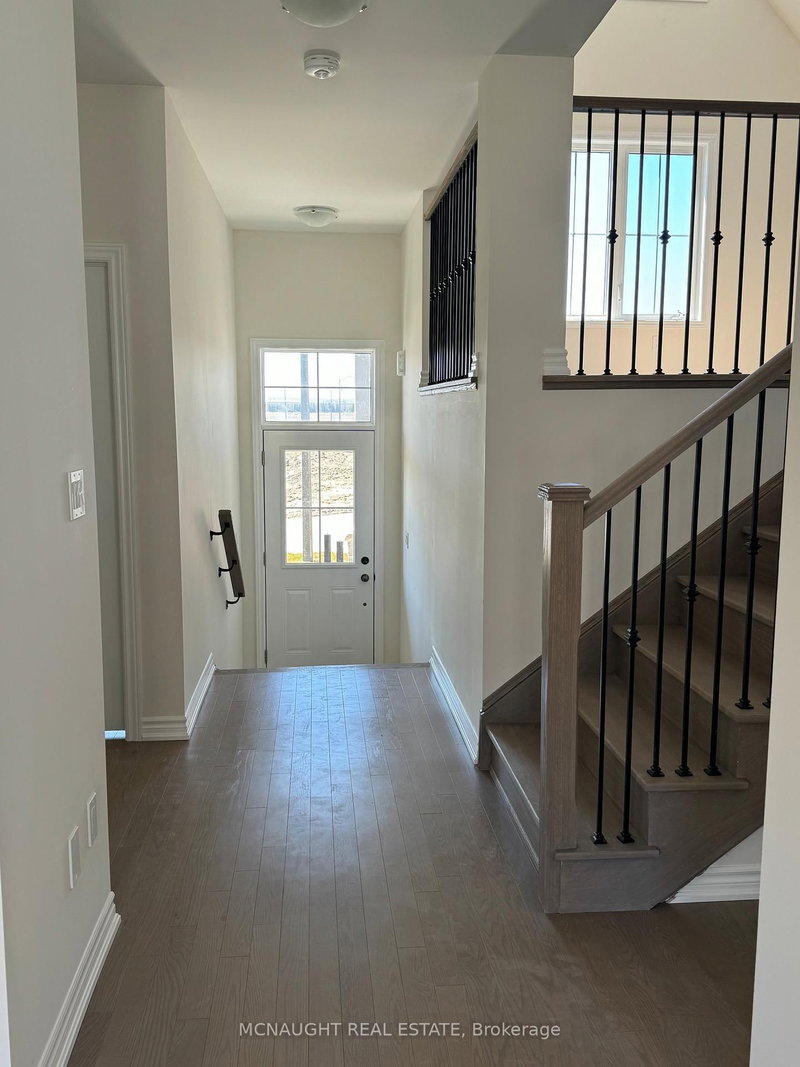 39 Lawrence D. Pridham Ave, New Tecumseth, L9R 0X2 | Image 2