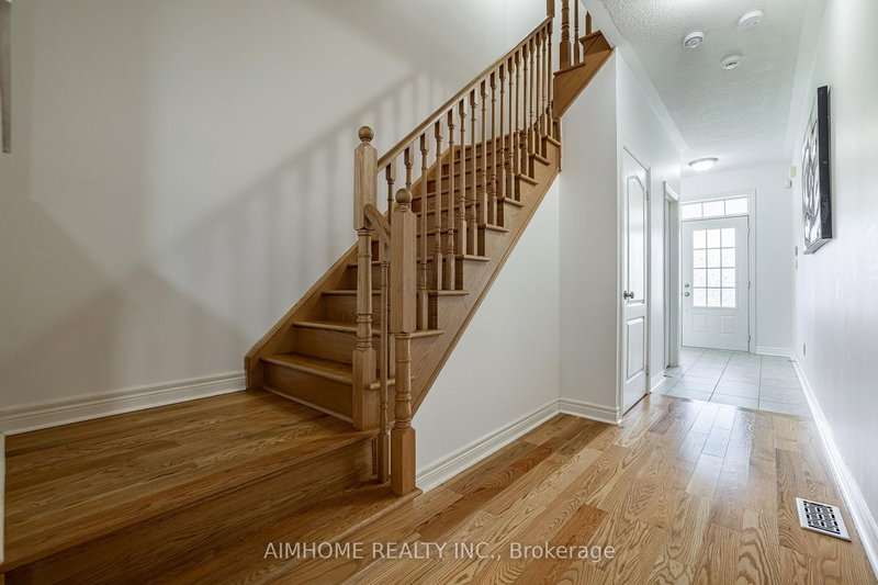 92 Radial Dr, Aurora, L4G 0Z8 | Image 3