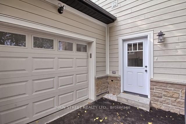 770 Queen (Lower) St, Newmarket, L3Y 2J5 | Image 2