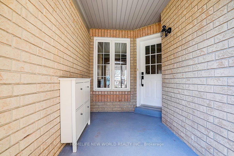 22 Stiles Ave, Aurora, L4G 7N3 | Image 3