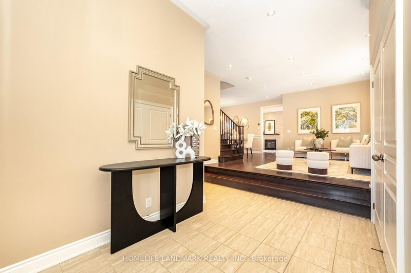 9 OLD FIELD Cres, East Gwillimbury, L9N 0A5 | Image 2