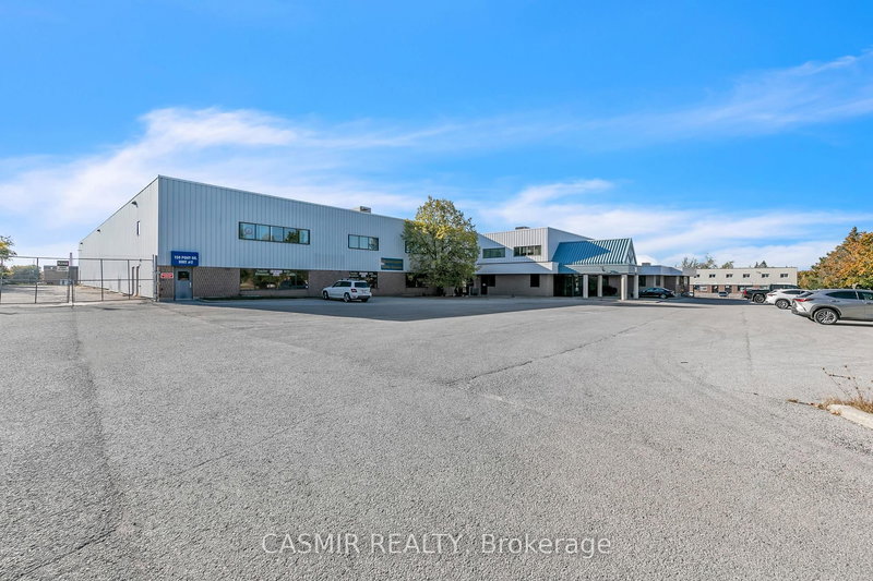 150 Pony Dr E, Newmarket, L3Y 7B6 | Image 2