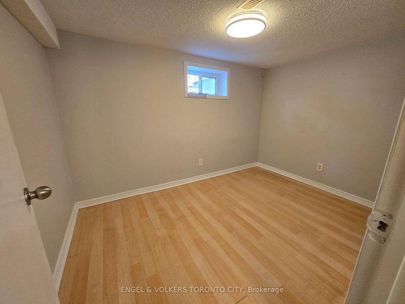 B - 209 Septonne Ave, Newmarket, L3Y 2W5 | Image 2