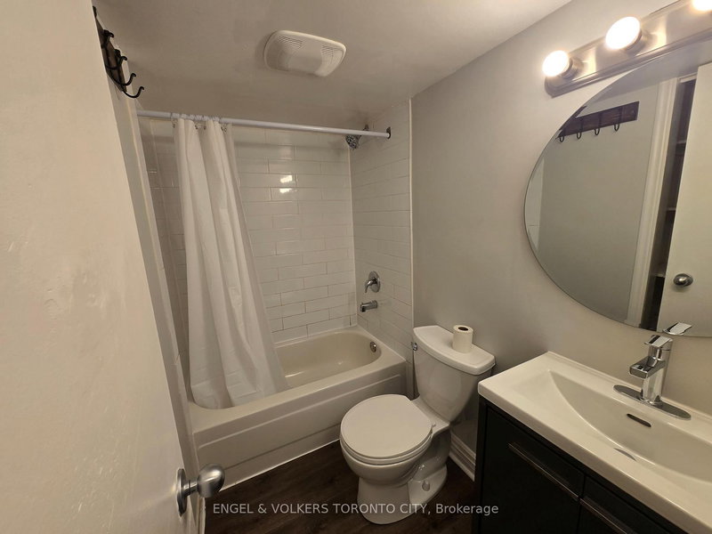 B - 209 Septonne Ave, Newmarket, L3Y 2W5 | Image 3