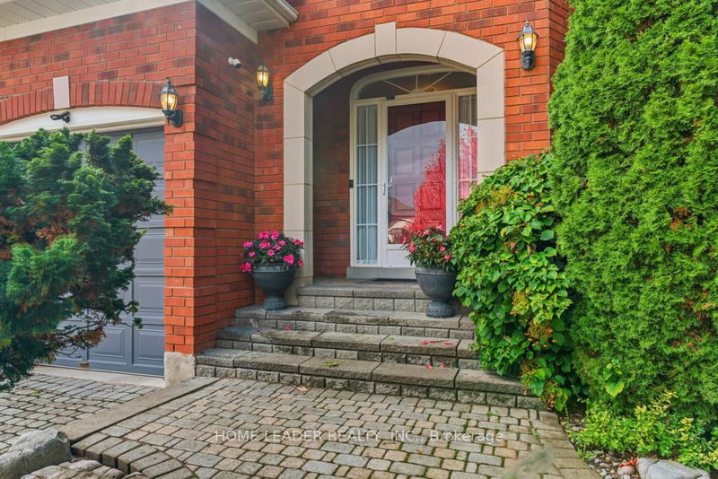 61 King's Cross Ave, Richmond Hill, L4B 2T1 | Image 2