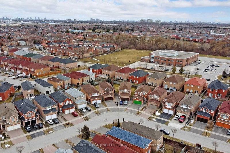 19 Connery Cres, Markham, L3S 4E5 | Image 3