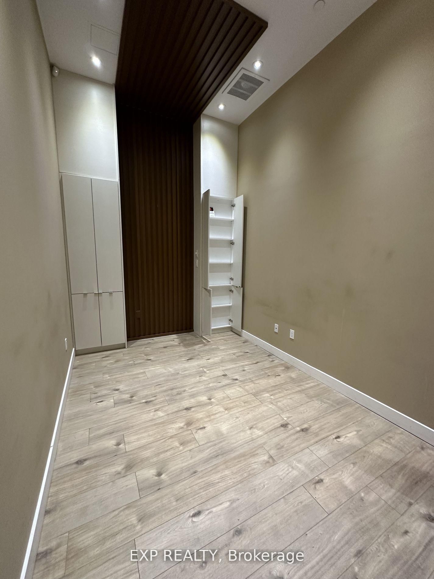 7191 Yonge Street, Unit 105 - Photo 9