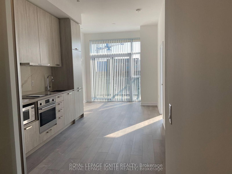 307 - 10 Honeycrisp Cres, Vaughan, L4K 0M7 | Image 2