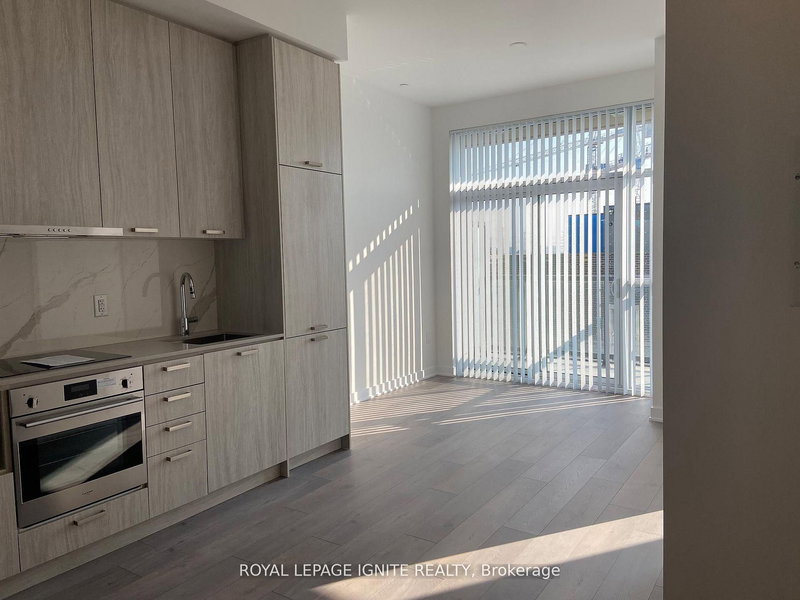 307 - 10 Honeycrisp Cres, Vaughan, L4K 0M7 | Image 3