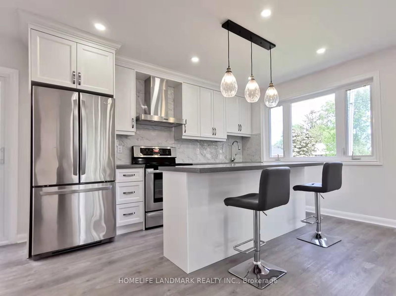 Main - 28 Benfer Rd, Richmond Hill, L4C 2J9 | Image 2