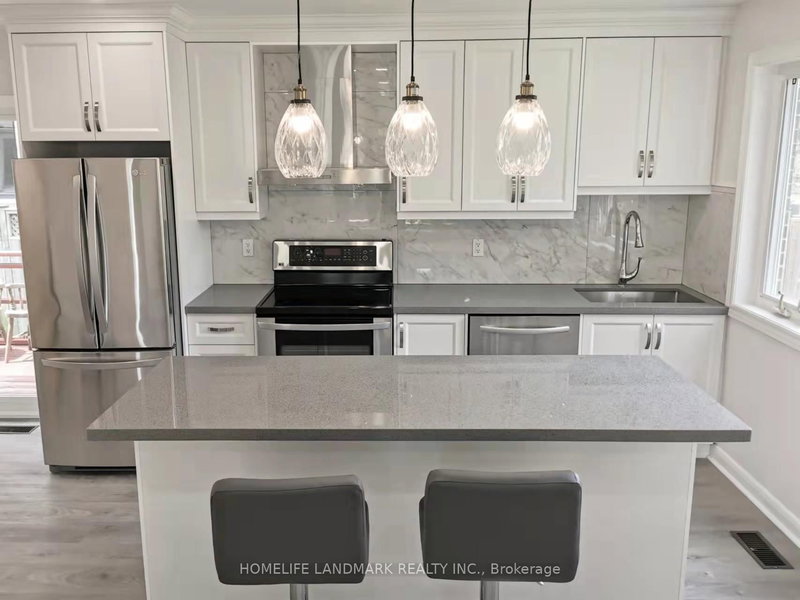 Main - 28 Benfer Rd, Richmond Hill, L4C 2J9 | Image 3