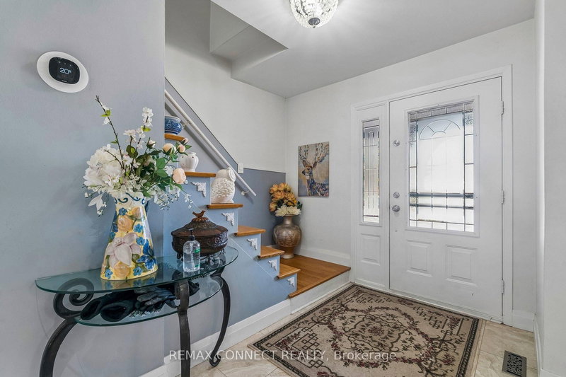 750 Gorham St, Newmarket, L3Y 1L6 | Image 3