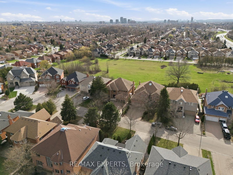 11 Horizon Crt, Richmond Hill, L4B 3G1 | Image 2