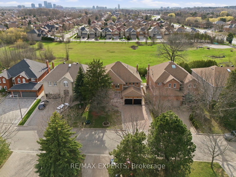 11 Horizon Crt, Richmond Hill, L4B 3G1 | Image 3