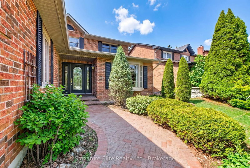 108 Golf Links Dr, Aurora, L4G 3V3 | Image 2