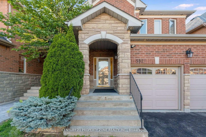 582 Plantation Gate, Newmarket, L3X 2C2 | Image 3