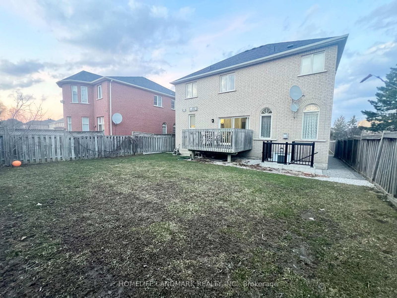 18 Fountain Crt, Richmond Hill, L4S 2K4 | Image 2