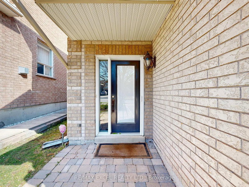 93 Clearmeadow Blvd, Newmarket, L3X 2M5 | Image 3