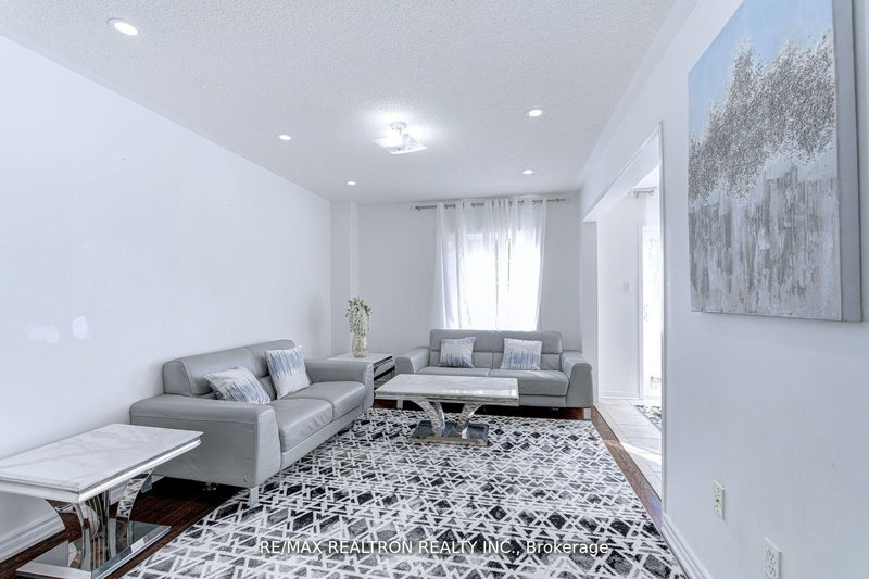 88 Banbrooke Cres, Newmarket, L3X 2W9 | Image 3