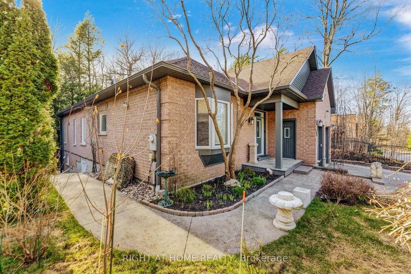 600 Henderson Dr, Aurora, L4G 5R1 | Image 2