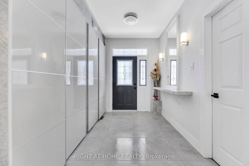 600 Henderson Dr, Aurora, L4G 5R1 | Image 3