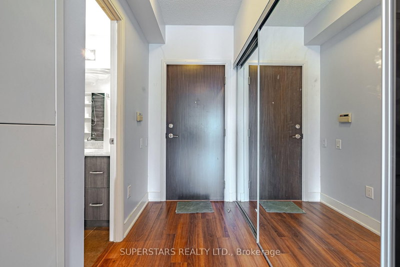 318 - 7608 Yonge St, Vaughan, L4J 0J5 | Image 3