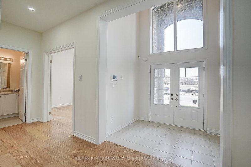 21 Charles White Crt, East Gwillimbury, L0G 1V0 | Image 3