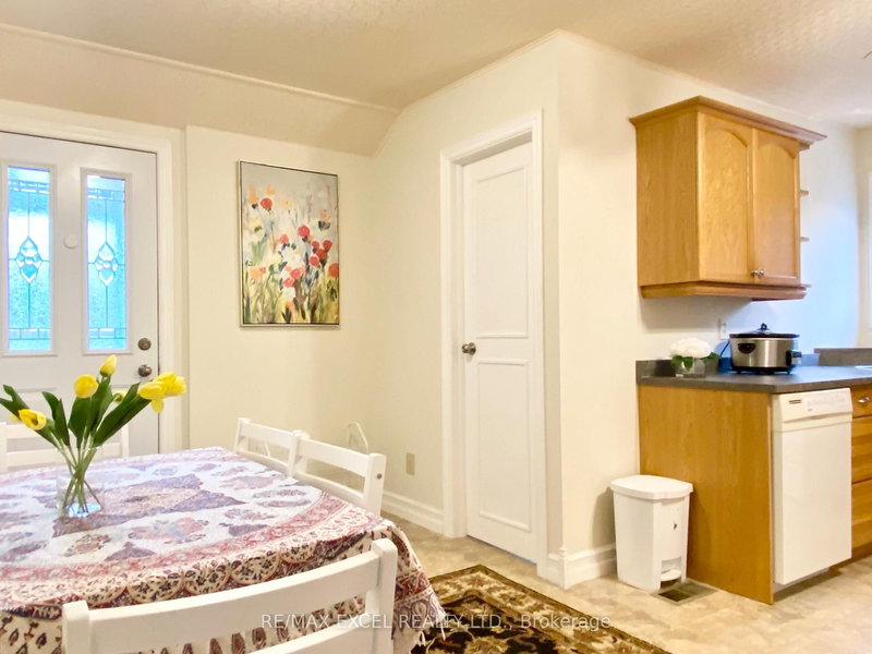 316 Eagle St, Newmarket, L3Y 1K1 | Image 3