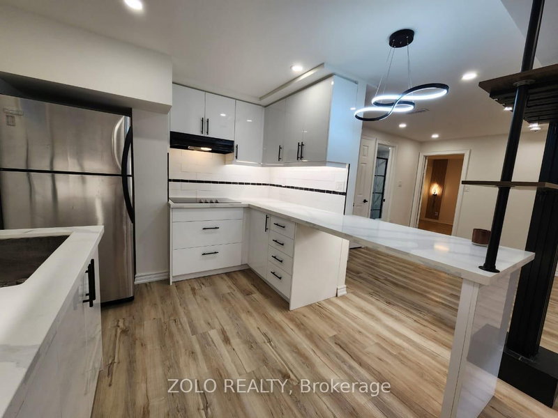 lower - 3 Cabot Crt, Aurora, L4G 2Y9 | Image 3