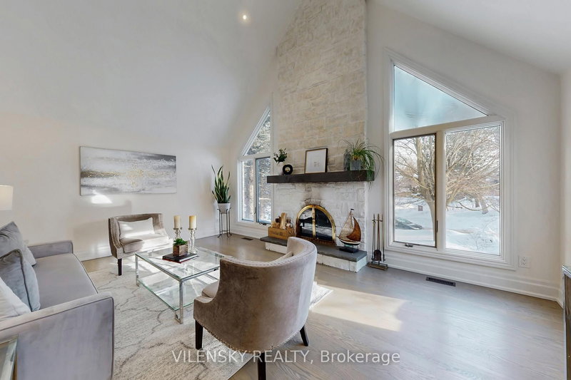 32 Whitfield Crt, Aurora, L4G 5L7 | Image 3